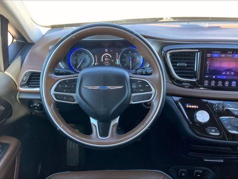 Used 2017 Chrysler Pacifica Limited image 5