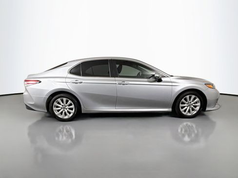 Used 2020 Toyota Camry LE FWD image 11