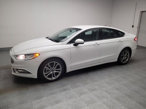Used 2017 Ford Fusion SE w/ Equipment Group 201A FWD image 2