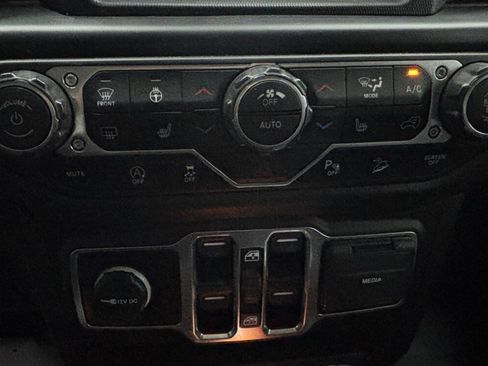 Used 2019 Jeep Wrangler Unlimited Sahara AWD/4WD image 26
