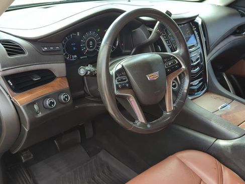 Used 2017 Cadillac Escalade Luxury AWD/4WD image 12