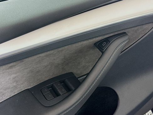 Used 2023 Tesla Model Y Performance image 15