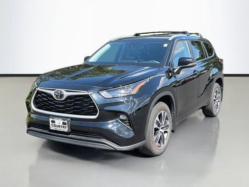 Used 2023 Toyota Highlander XLE AWD/4WD image 3