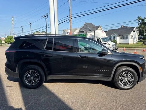 Used 2025 Chevrolet Traverse LT AWD/4WD image 5