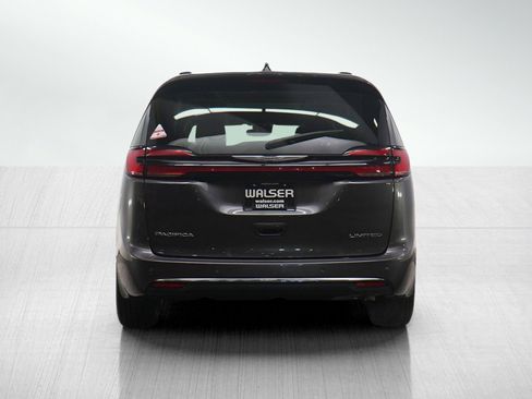 Used 2023 Chrysler Pacifica Limited image 4