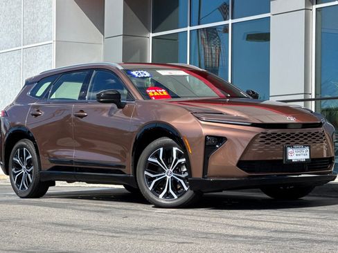 Certified 2025 Toyota Crown Signia image 2