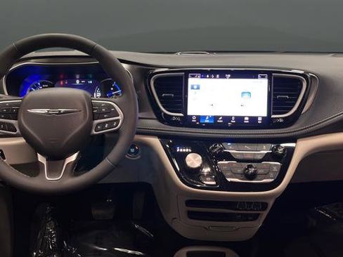 Used 2022 Chrysler Pacifica Touring-L FWD image 11