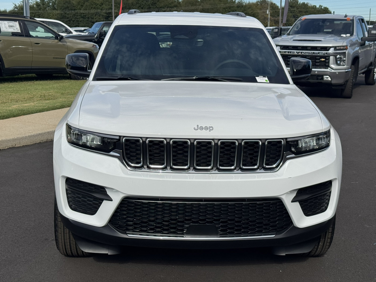 New 2027 Jeep Grand Cherokee Laredo RWD image 2
