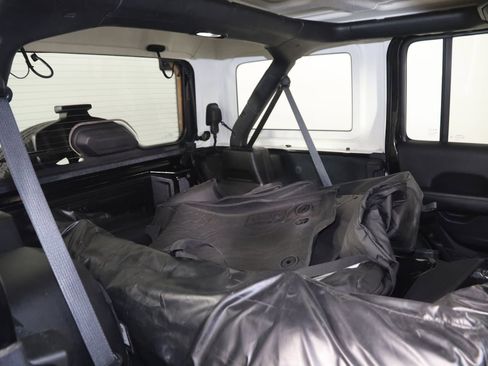 Used 2022 Jeep Wrangler Unlimited Sahara AWD/4WD image 15