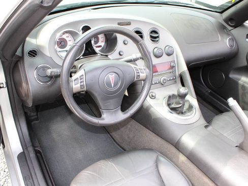 Used 2006 Pontiac Solstice Convertible w/ Premium Package image 17