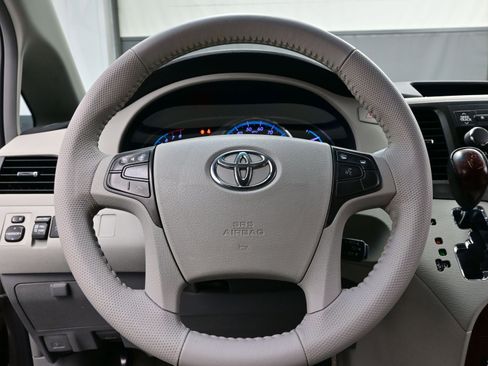 Used 2013 Toyota Sienna XLE image 24