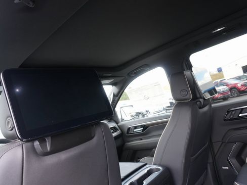 New 2025 Chevrolet Suburban Premier image 34