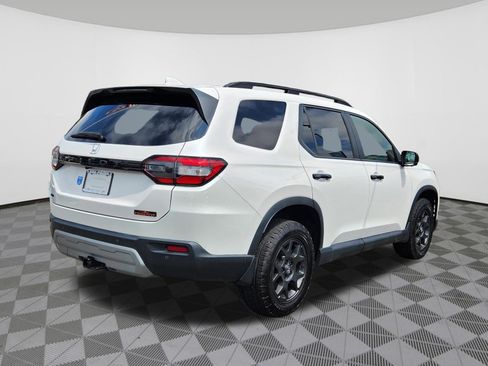 Certified 2025 Honda Pilot TrailSport image 4
