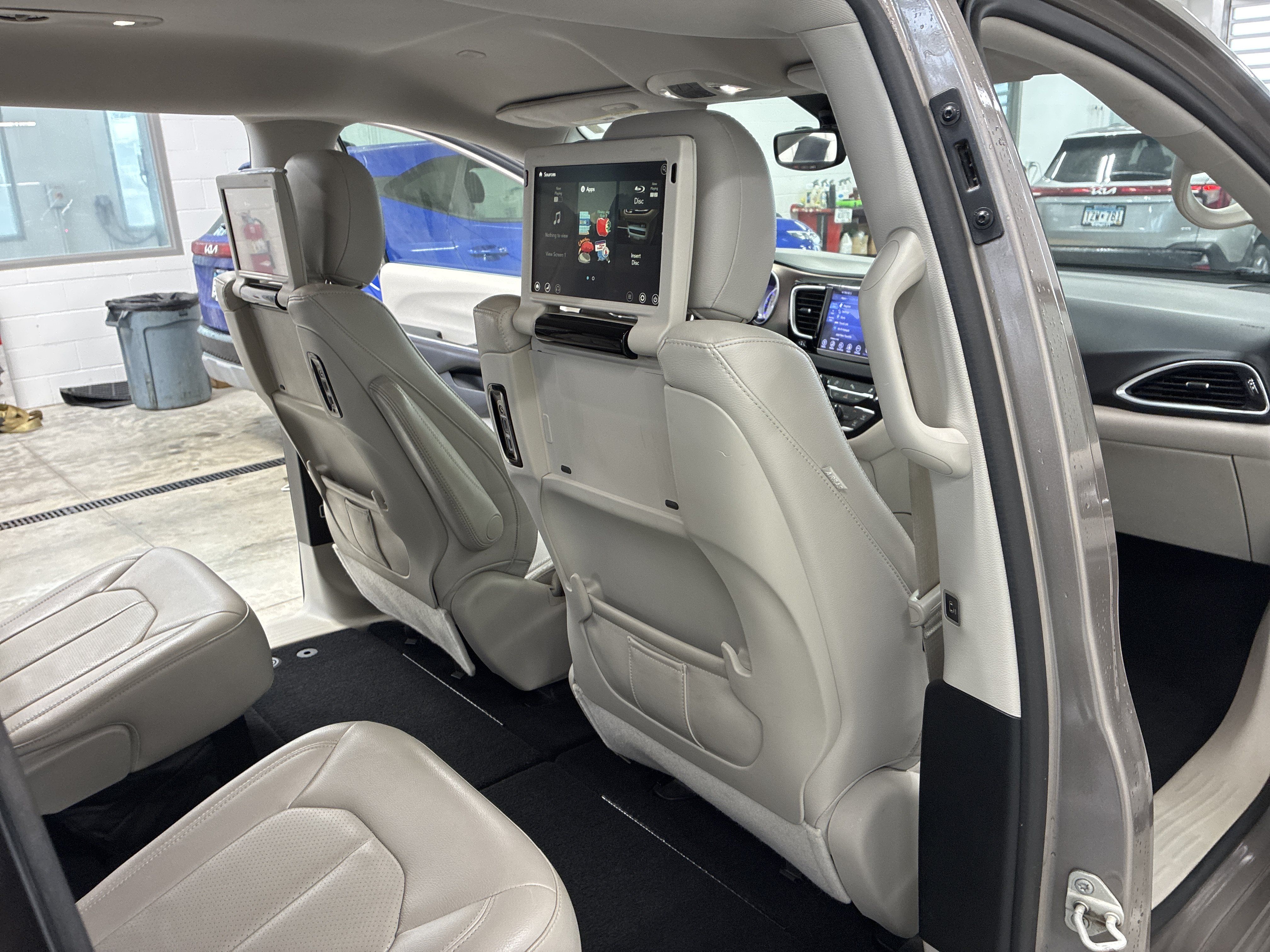Used 2017 Chrysler Pacifica Touring-L Plus FWD image 13
