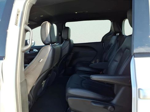 Used 2023 Chrysler Pacifica Touring-L w/ S Appearance Package image 12