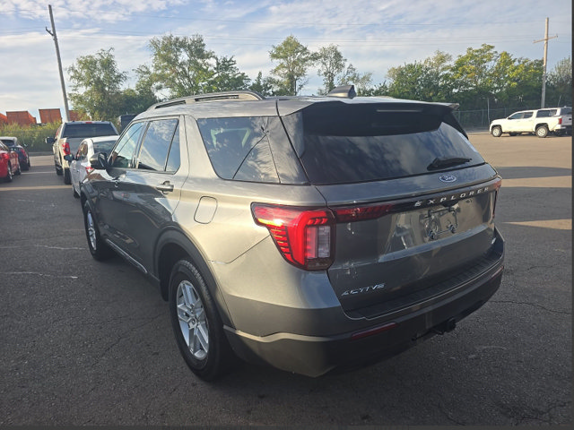 Used 2025 Ford Explorer Active AWD/4WD image 3