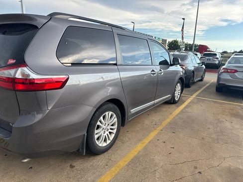 Used 2015 Toyota Sienna XLE w/ XLE Navigation Package FWD image 4
