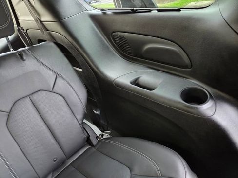 Used 2020 Chrysler Pacifica Touring-L Plus w/ Advanced Safetytec Group FWD image 34