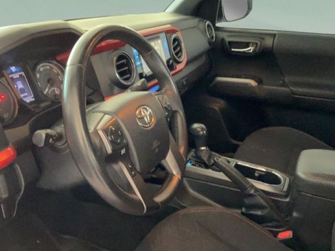 Used 2016 Toyota Tacoma TRD Sport AWD/4WD image 17