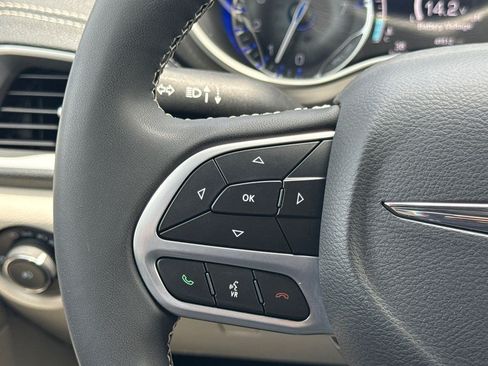 Used 2023 Chrysler Pacifica Touring-L AWD/4WD image 27