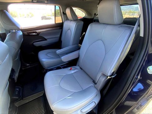 Used 2025 Toyota Highlander Limited image 17