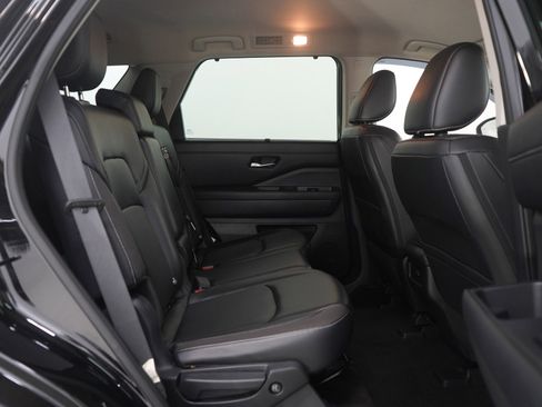 Used 2023 Nissan Pathfinder SL image 12