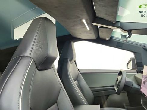 Used 2024 Tesla Cybertruck AWD Crew Cab image 19