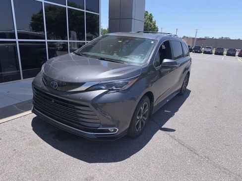 Used 2025 Toyota Sienna Platinum AWD/4WD image 1