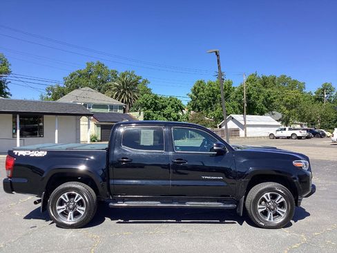 Used 2017 Toyota Tacoma TRD Sport w/ Premium & Technology Package AWD/4WD image 2