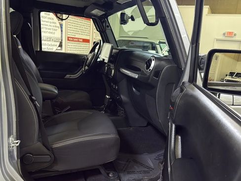 Used 2015 Jeep Wrangler Unlimited Sahara w/ Connectivity Group image 15