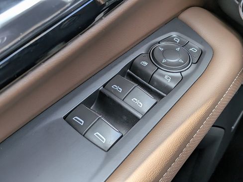 Certified 2025 Chevrolet Suburban High Country AWD/4WD image 23