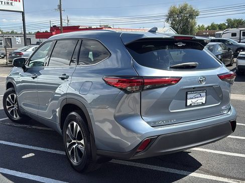 Used 2021 Toyota Highlander XLE AWD/4WD image 5