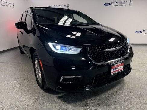 Used 2024 Chrysler Pacifica Touring-L image 36