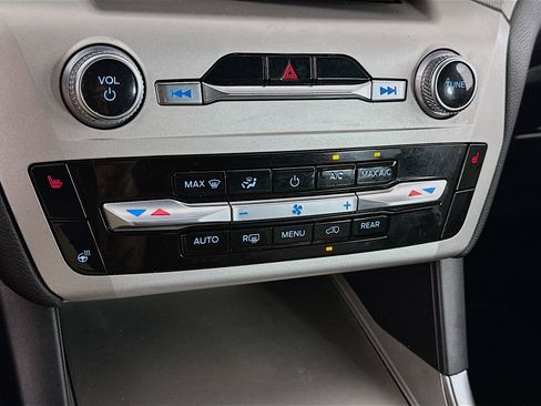 Used 2022 Ford Explorer XLT w/ Equipment Group 202A image 24