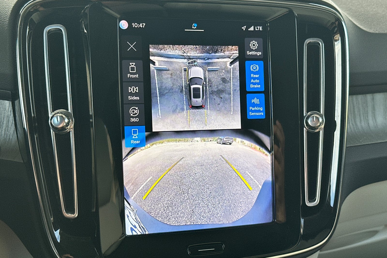 Certified 2025 Volvo XC40 B5 Plus AWD/4WD image 24