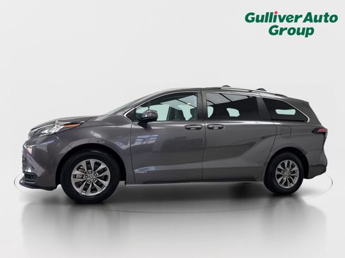 Used 2021 Toyota Sienna LE FWD image 2