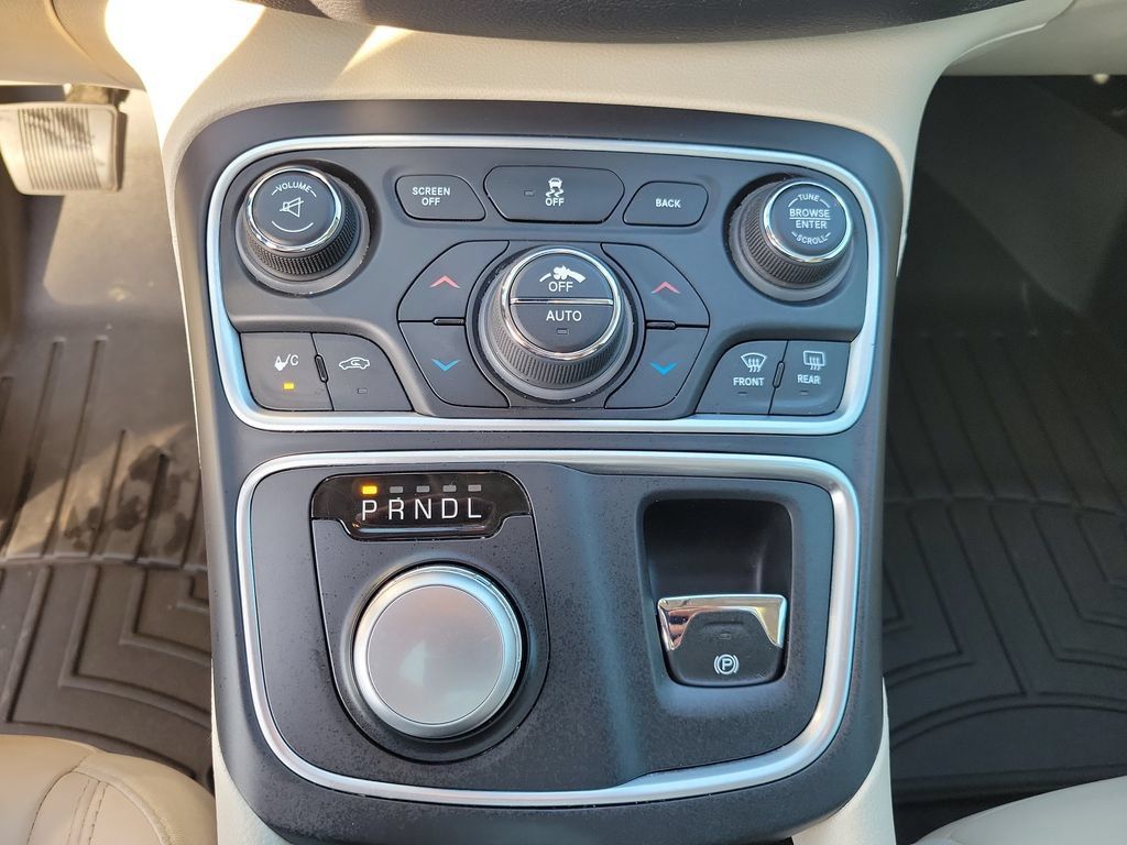 Used 2016 Chrysler 200 C FWD image 35