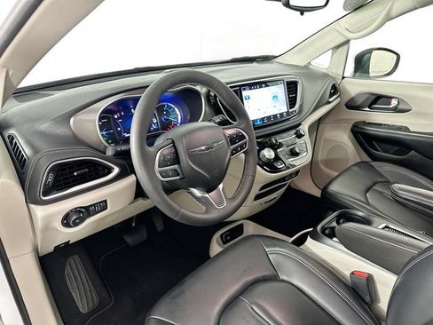 Used 2023 Chrysler Pacifica Touring-L FWD image 20