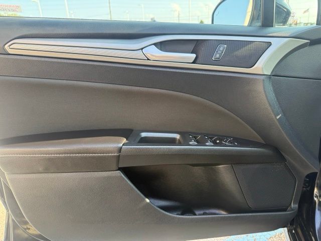 Used 2020 Ford Fusion SE FWD image 10
