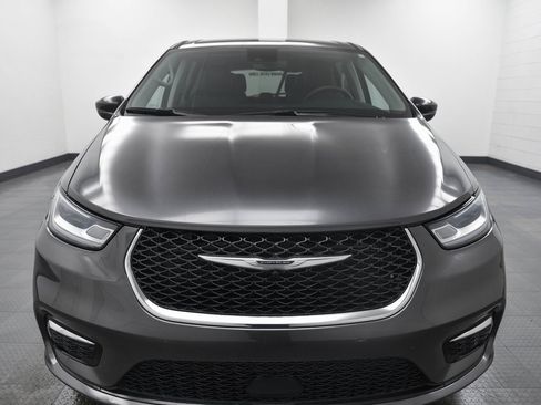 Used 2023 Chrysler Pacifica Touring-L image 2