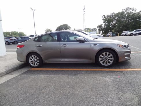 Used 2017 Kia Optima EX w/ Premium Package FWD image 3