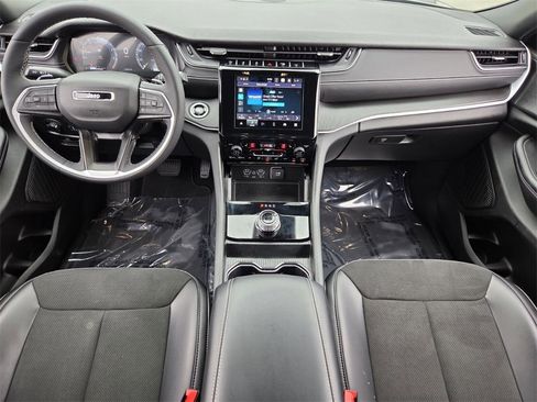 Used 2025 Jeep Grand Cherokee Altitude image 8