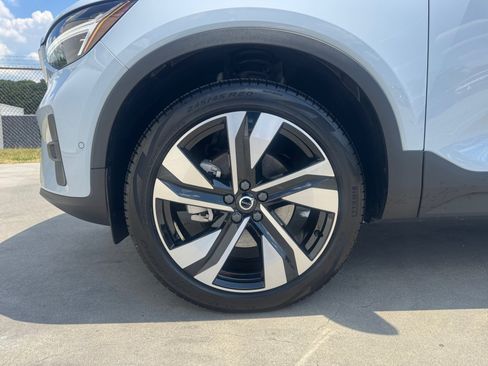 Certified 2025 Volvo XC40 B5 Ultra AWD/4WD image 27