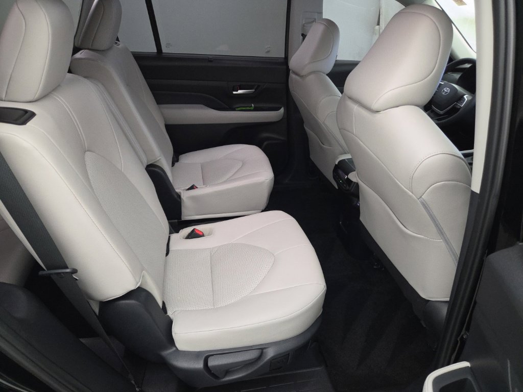 Used 2026 Toyota Grand Highlander AWD Hybrid image 18