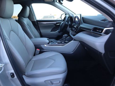 Used 2024 Toyota Highlander Limited image 19