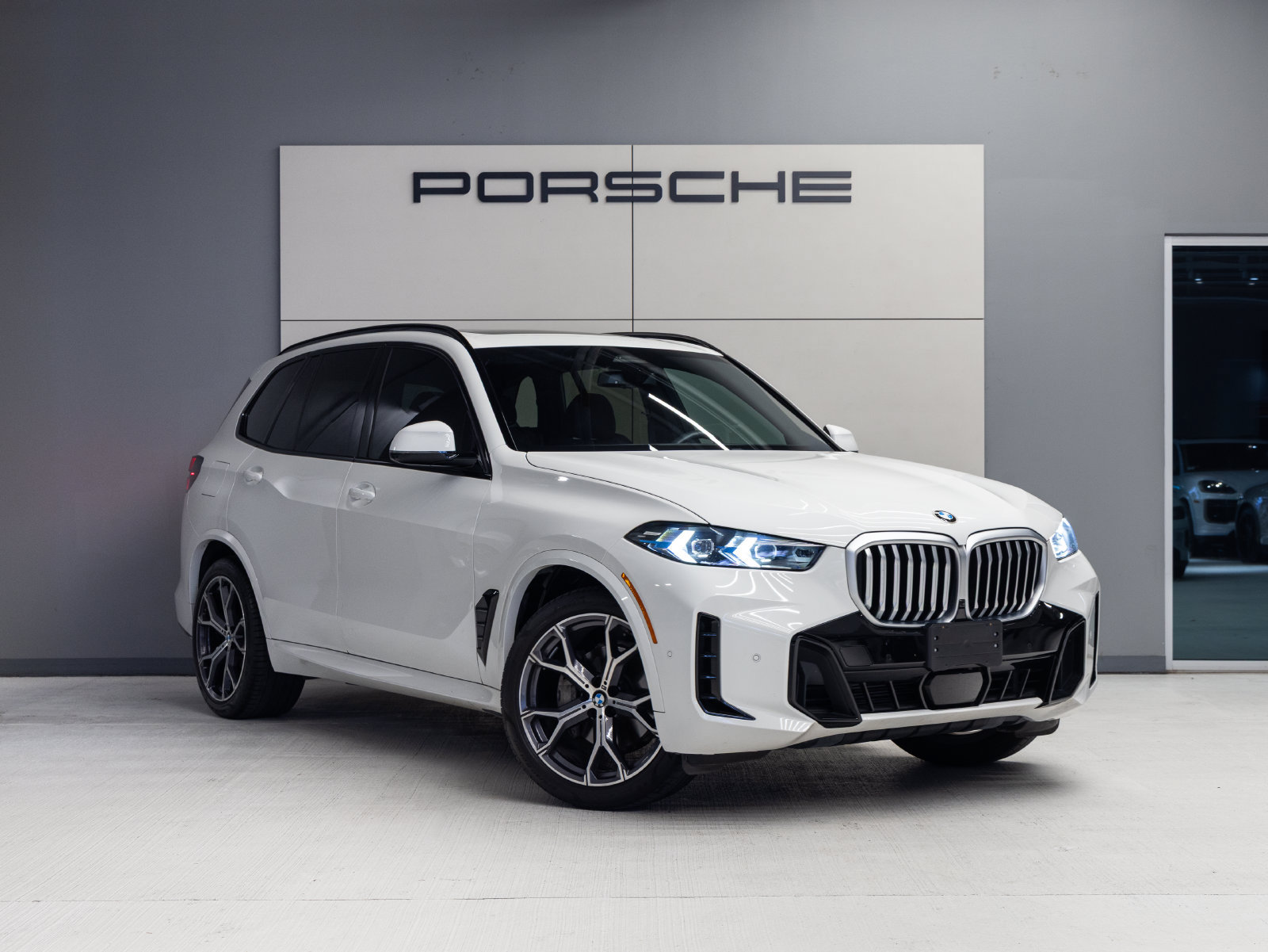 Used 2025 BMW X5 sDrive40i w/ M Sport Package RWD image 9