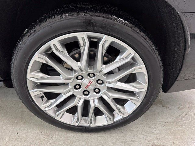 Used 2025 GMC Yukon XL Denali w/ Denali Reserve Package AWD/4WD image 9