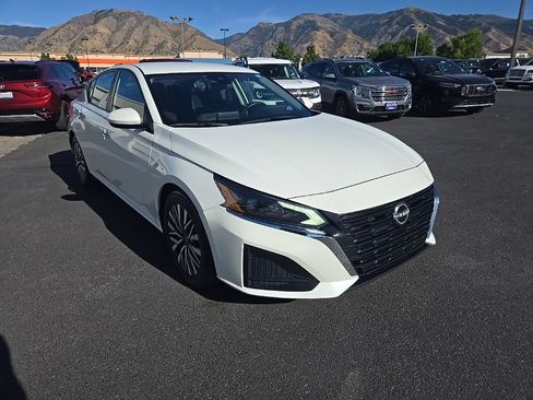 Used 2023 Nissan Altima 2.5 SV FWD image 3