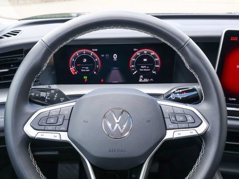 Used 2025 Volkswagen Tiguan SE w/ Panoramic Sunroof Package AWD/4WD image 23