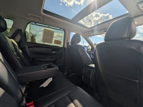 Used 2023 Nissan Rogue SV w/ SV Premium B Package FWD image 17